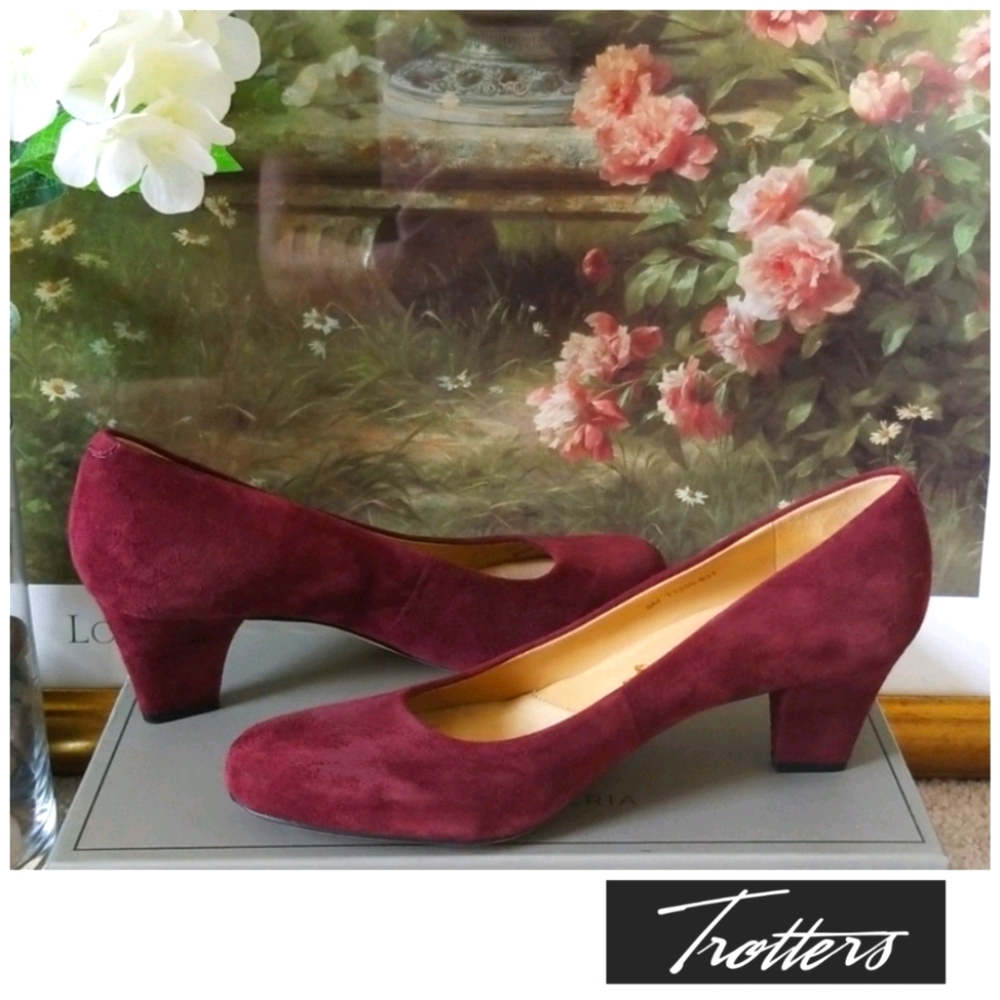 NEW 🌼 Trotters Signature Suede Pumps